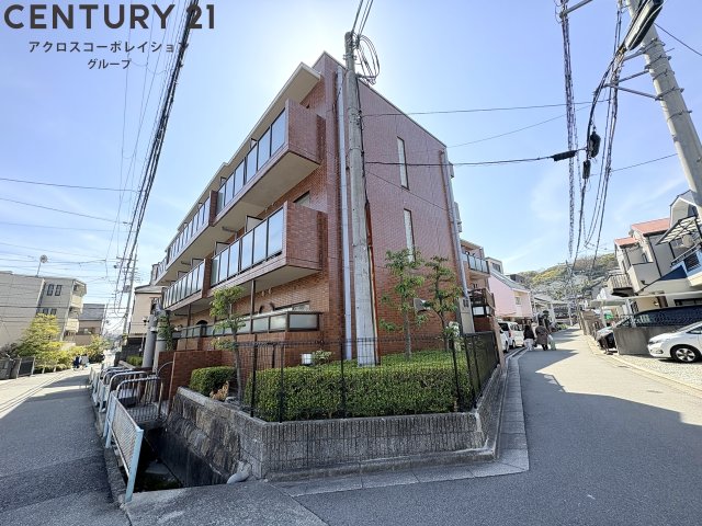 建物外観　オートロックで外部の人間が簡単に出入りできないため安心です！