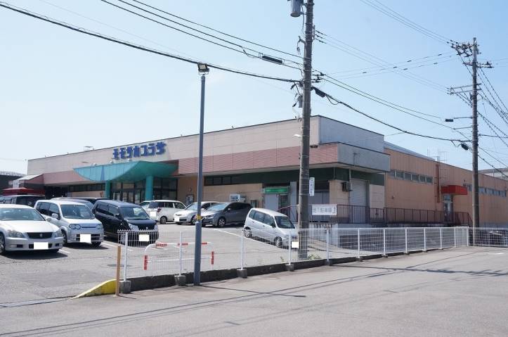 スーパー　（株）三崎ストアー／モモサカ店（スーパー）まで385m