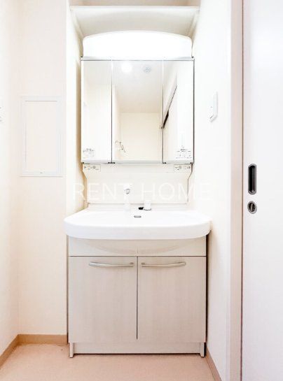 洗面設備　三面鏡付き洗面化粧台