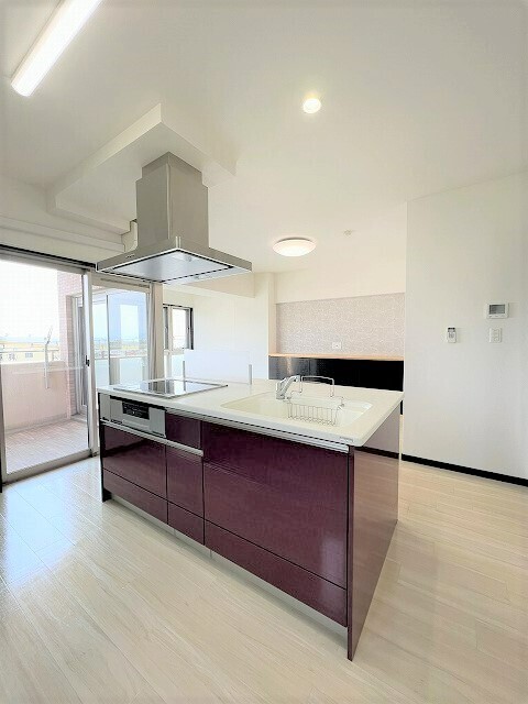 居室・リビング　アイランドキッチンのオシャレなリビングです！