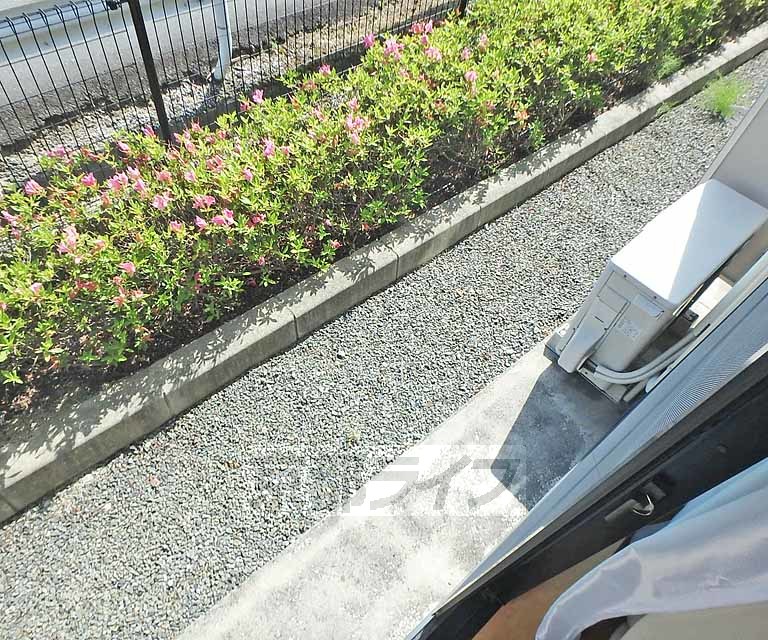 バルコニー　窓の外の写真です