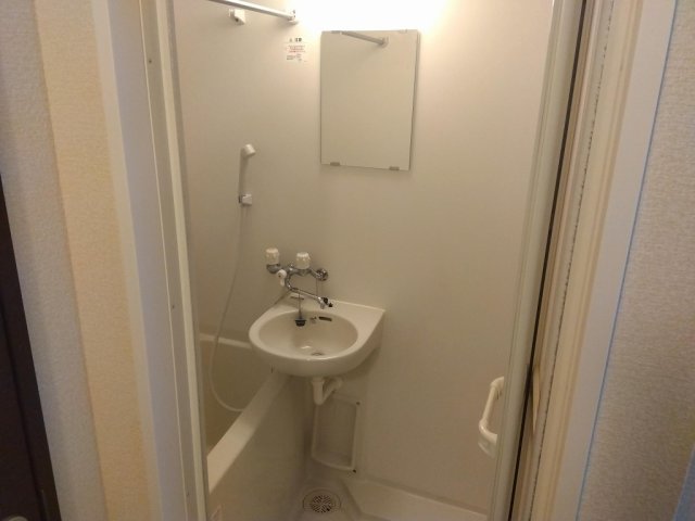 バス・シャワールーム　コンパクトで使いやすいお風呂です