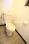 トイレ　落ち着いた色調のトイレです