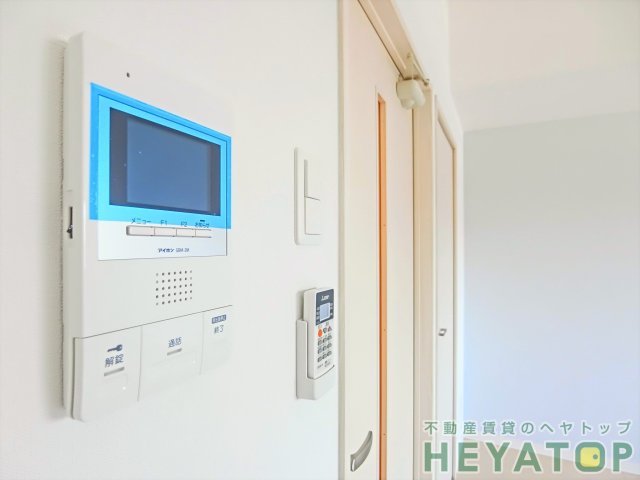 セキュリティ　不意の訪問もモニター付きドアホンで安心確認（同仕様写真）