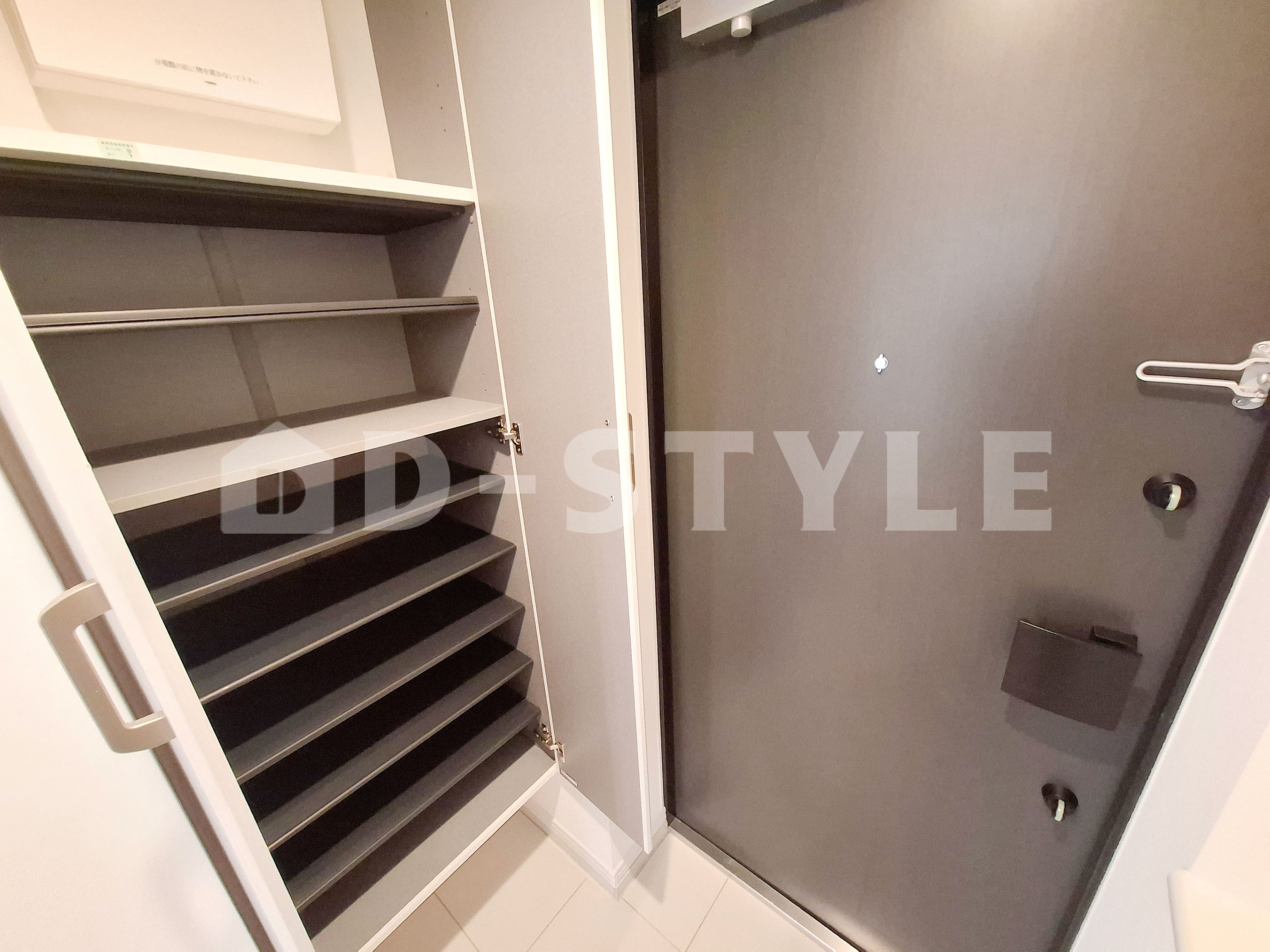 玄関　ダブルロックドア、シューズボックスあり