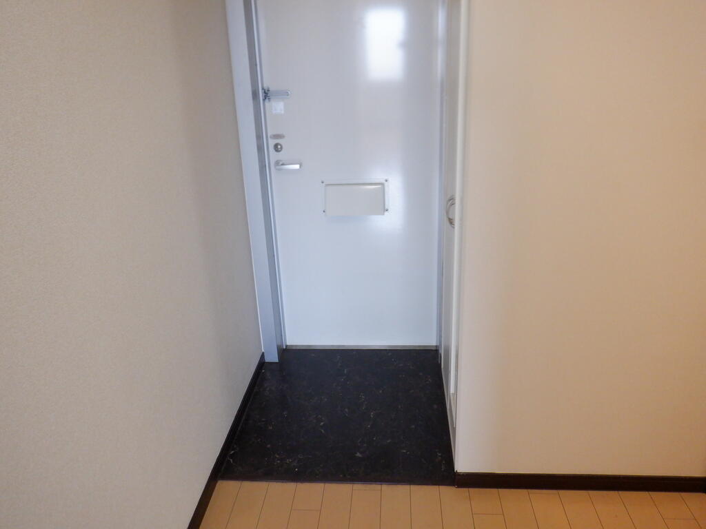 玄関　※同アパートの２０４号室のものを使用しております。