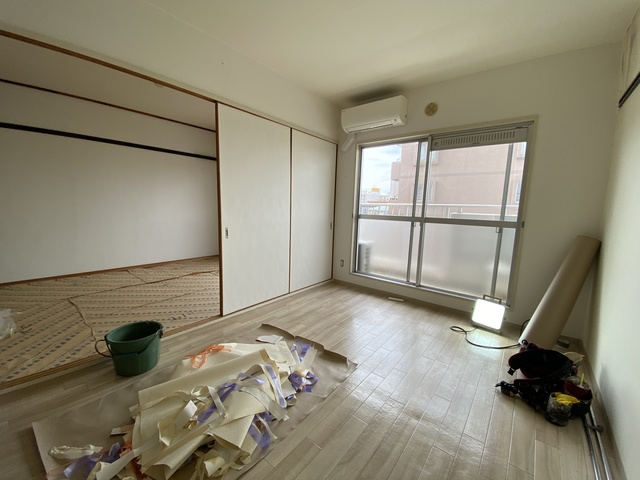 居室・リビング　白色基調の清潔感のあるお部屋です。