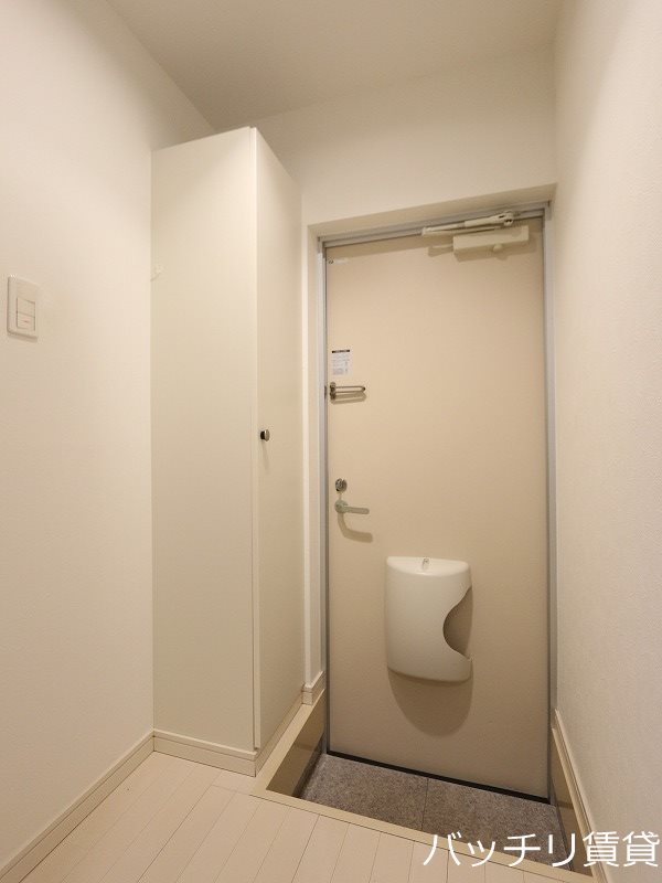 玄関　同型タイプの為、現状を優先いたします。