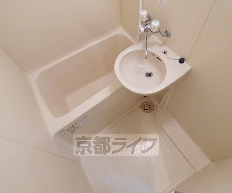 バス・シャワールーム　広々とした浴室です。