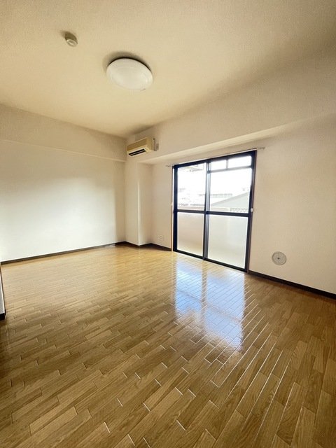 居室・リビング　同物件別号室です。