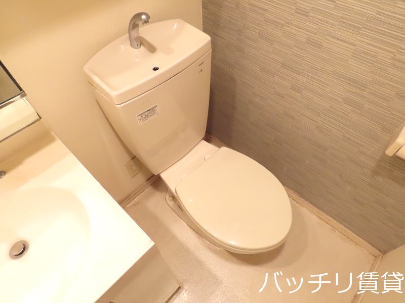 トイレ　画像は別号室タイプの為、現状を優先致します。