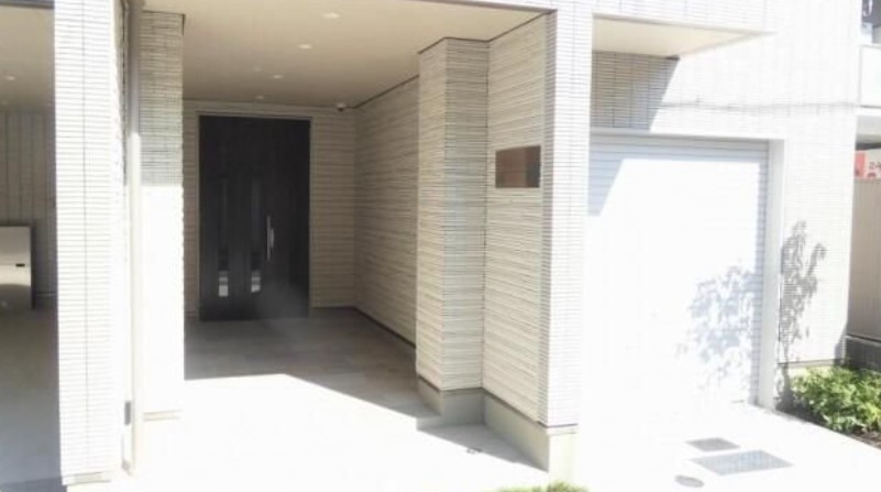 エントランス　落ち着いたエントランスです