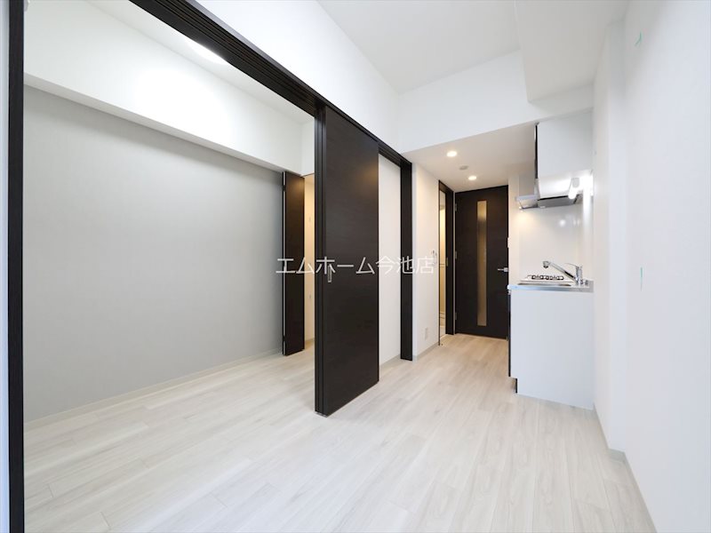 居室・リビング　DK6.0帖　エアコン付　バルコニーに面しています