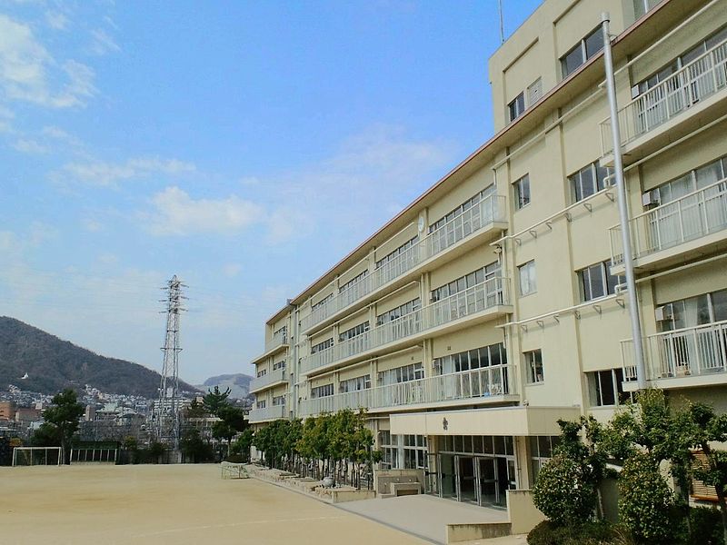 小学校　宝塚市立宝塚小学校（小学校）まで395m