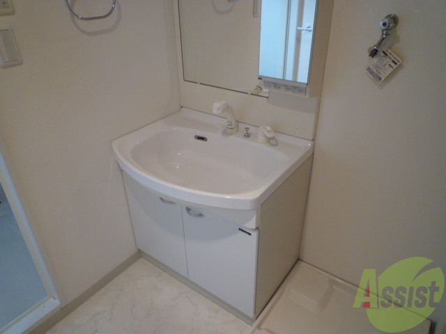 洗面設備　シャワー付き洗面台で忙しい朝もバッチリで～す。清掃済みで綺麗