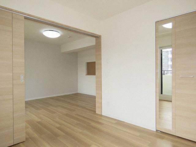 その他部屋・スペース　バルコニーから明かりの入る洋室です♪