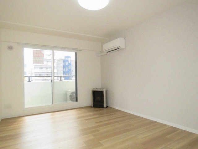 居室・リビング　築浅で綺麗な内装のリビングです♪