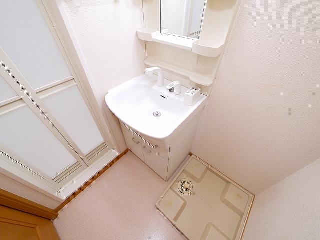 洗面設備　明るい洗面所です