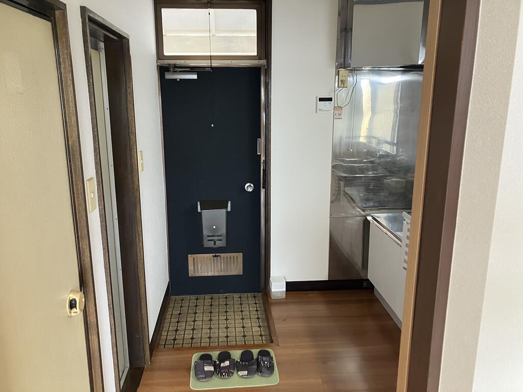 小田急小田原線 鶴巻温泉駅 バス乗車時間：9分 最寄りバス停で下車 徒歩2分 2階建 築35年の玄関写真