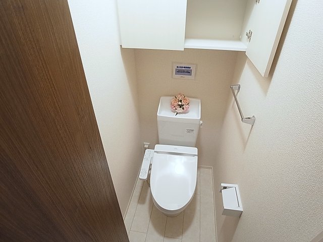 トイレ　ウォシュレット付トイレに上部収納棚も完備
