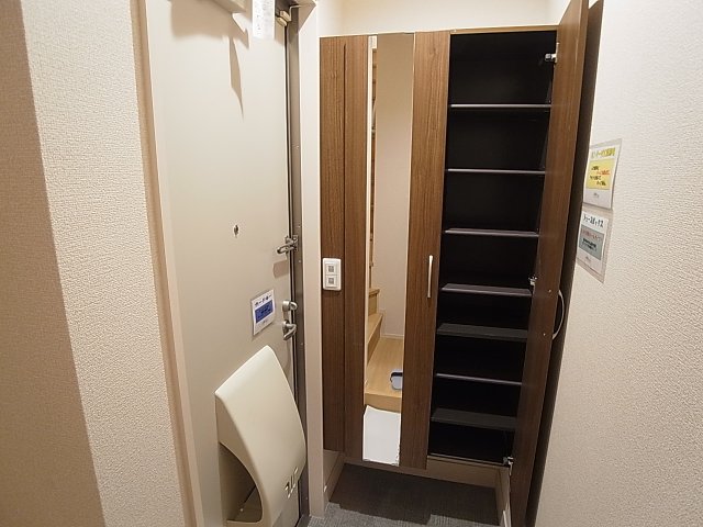 玄関　大型シューズＢＯＸなので沢山収納できます