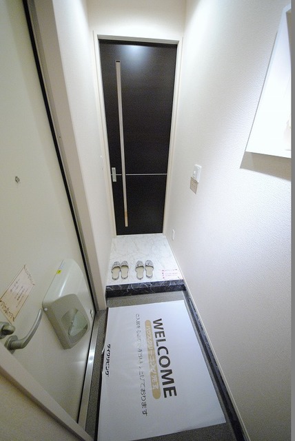 玄関　写真は１０３号室
