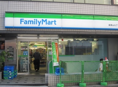 コンビニ　ファミリーマート南青山店（コンビニ）まで318m
