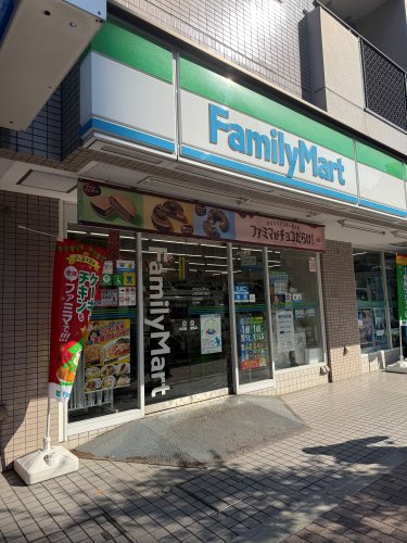 コンビニ　ファミリーマート 上馬交差点前店（コンビニ）まで210m