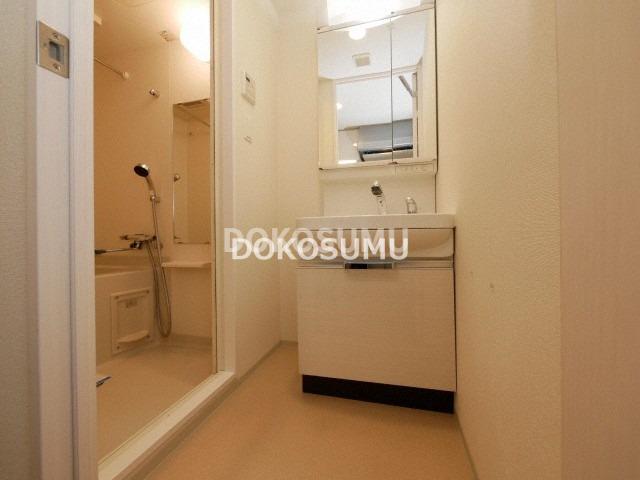 洗面設備　忙しい朝もスムーズに。使いやすさを追求した清潔な洗面空間。