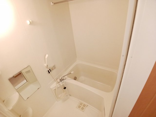 バス・シャワールーム　コンパクトで使いやすいお風呂です