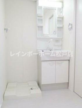 洗面設備　明るい洗面所です