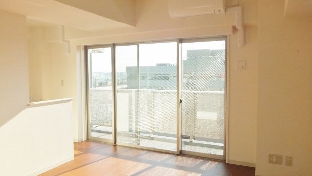 居室・リビング　明るいリビングです