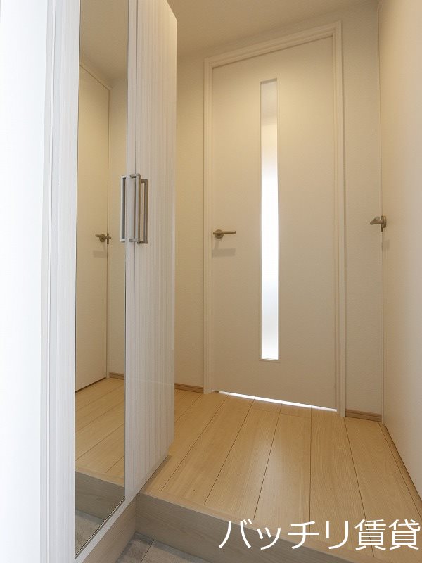 玄関　※実際には家具はありません。現況優先