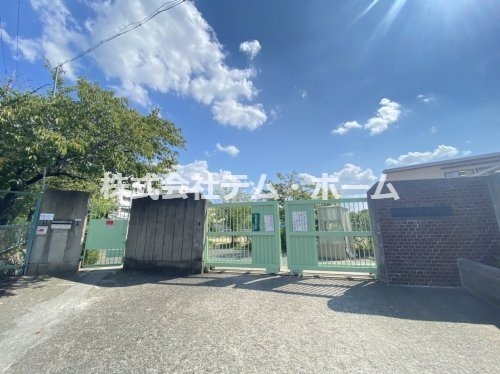 小学校　柏原市立堅下南小学校（小学校）まで638m