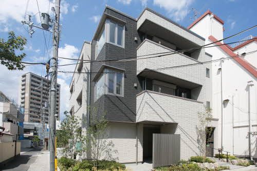 建物外観　【オートロック】玄関はオートロック＋防犯カメラ設置物件で、…