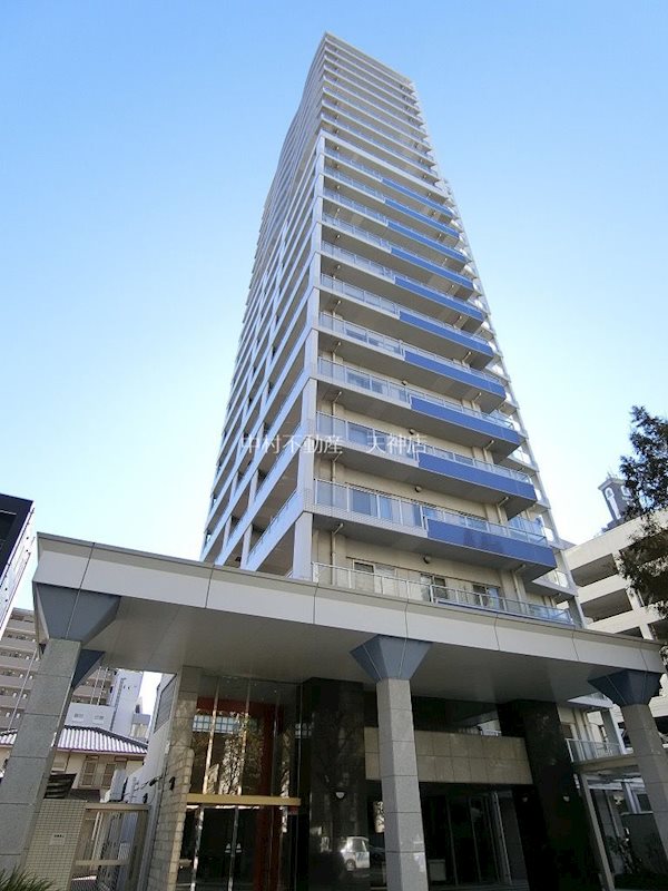 建物外観　地上22階地下1階のタワーマンション