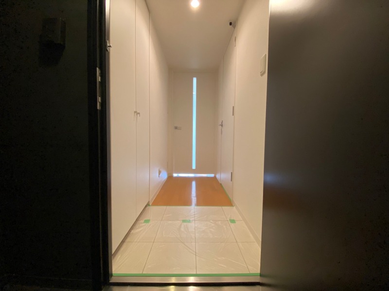 玄関　玄関の様子です。広い洋室にすぐ繋がっています。