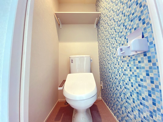 トイレ　トイレです。収納棚があります。