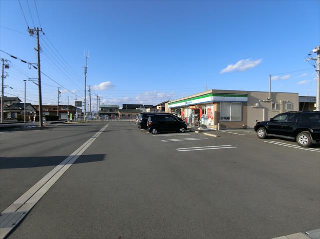 コンビニ　ファミリーマート（コンビニ）まで1360m