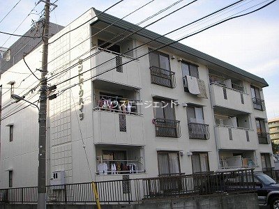 建物外観　鉄骨造3階建てのマンションです。