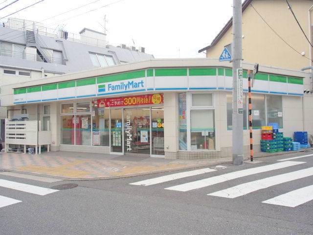 コンビニ　ファミリーマート（コンビニ）まで675m