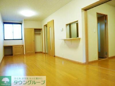 居室・リビング　1Fフローリング、2Fジュータン敷き