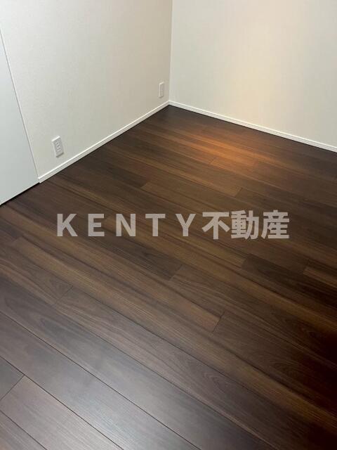 その他部屋・スペース　落ち着いた色調の寝室です