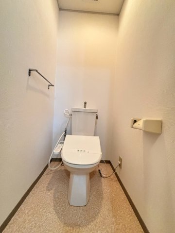 トイレ　別号室の写真です。ご参考までに