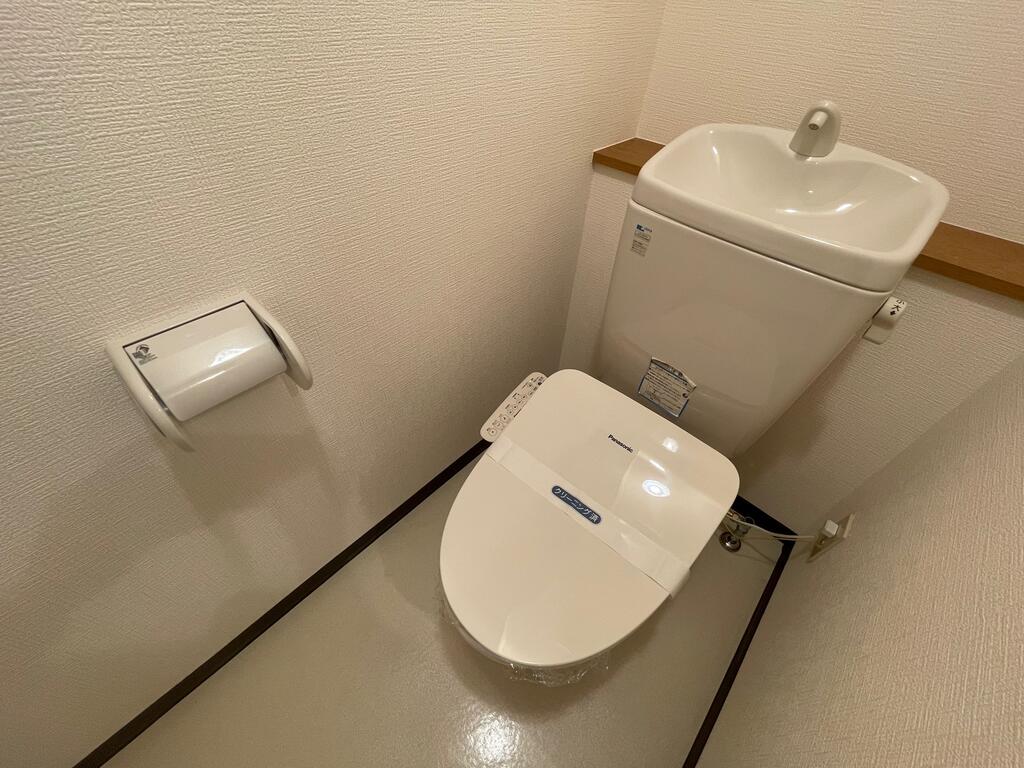 トイレ　温水洗浄便座付きのトイレです(別部屋参考写真)