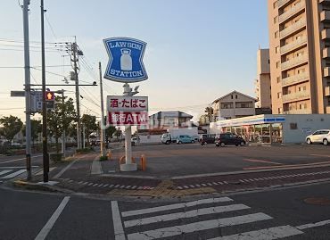 コンビニ　ローソン 丸亀浜町店（コンビニ）まで435m