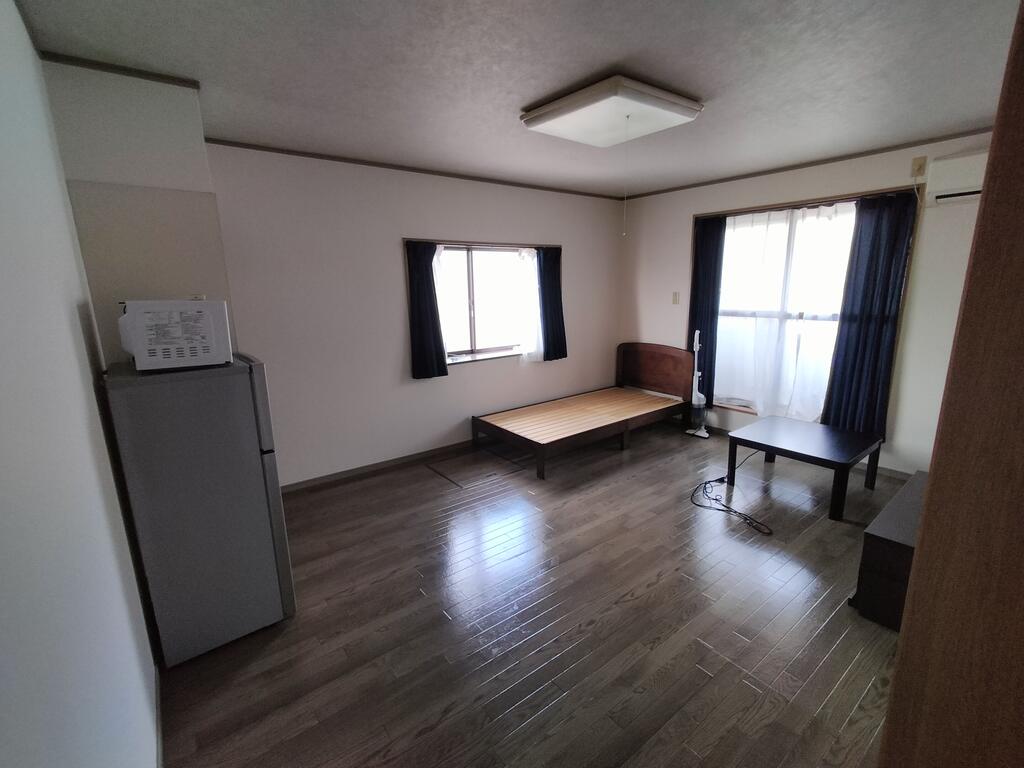 居室・リビング　※同建物の別のお部屋の写真です。