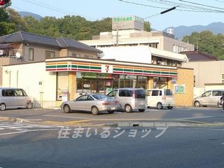 【沖村コーポB棟のコンビニ】