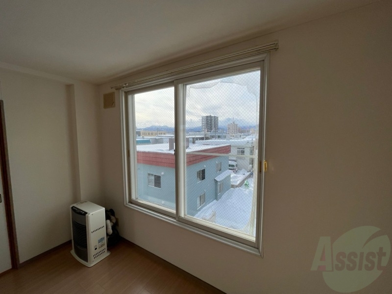 バルコニー　窓が沢山あると日がたっぷり入って気持ち良いですよね！