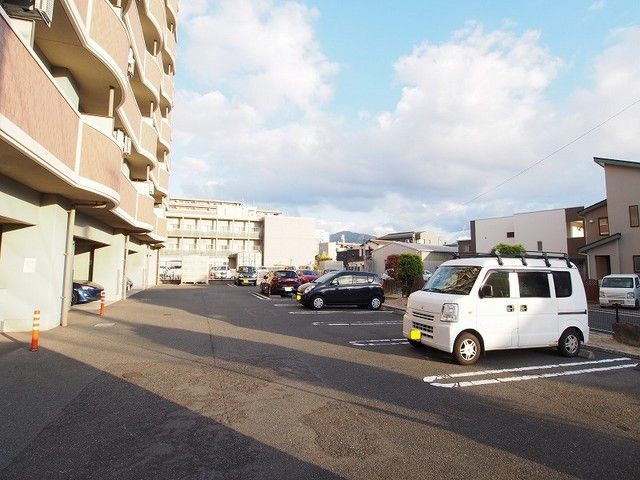 【北九州市八幡西区陣原のマンションの駐車場】